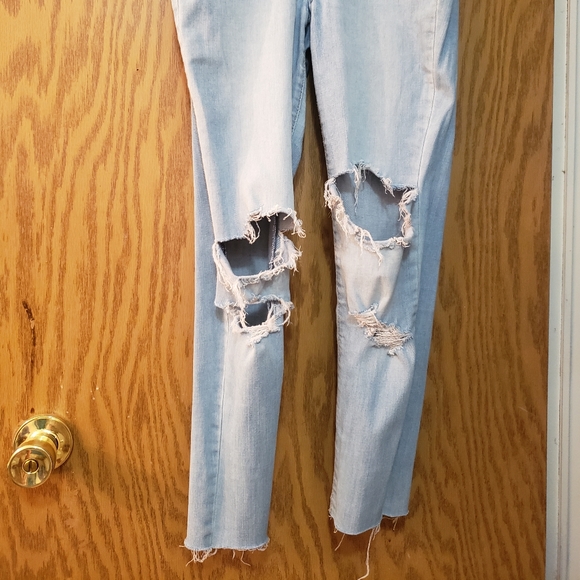 Cute, light wash, distressed, skinny, high waisted, curvy jeggings. Size 1 - Picture 2 of 8